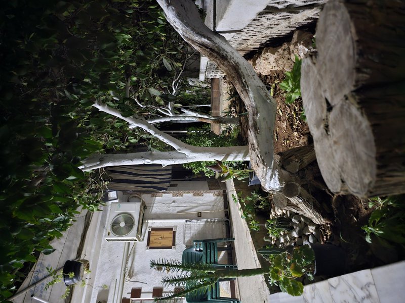 بيت عربي مكون من ٣ غرف وصالون ويمكن بناء طابق ثاني و٧ محلات 